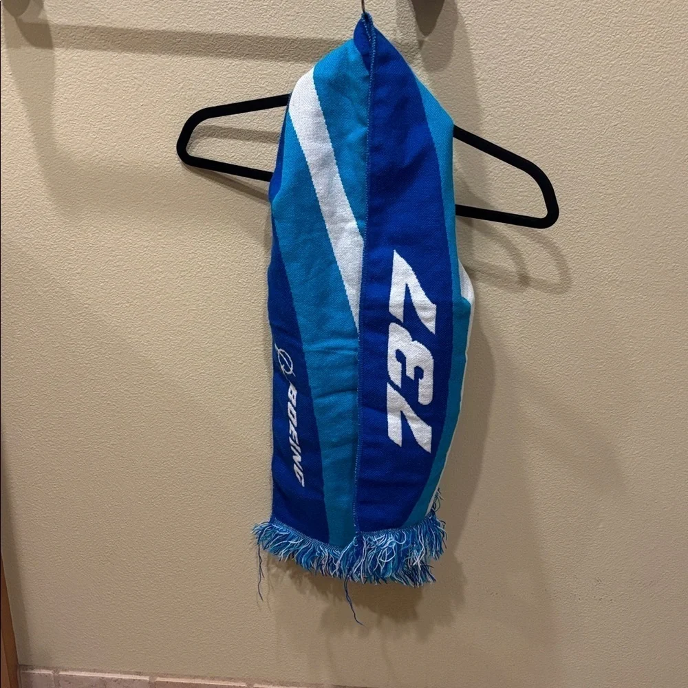 Boeing 737 Blue Scarf